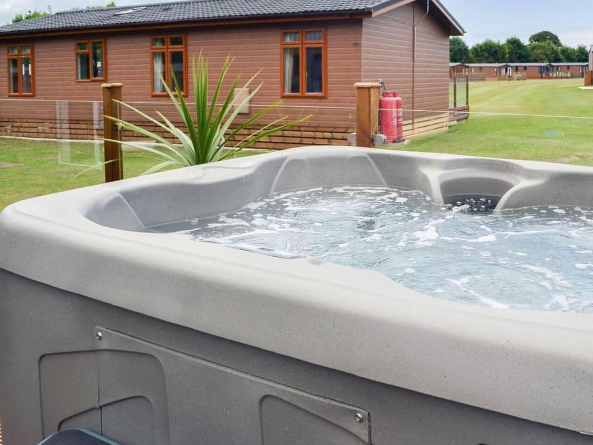 Luxury Boutique Style Lodge With Hot Tub Бридлингтън Екстериор снимка